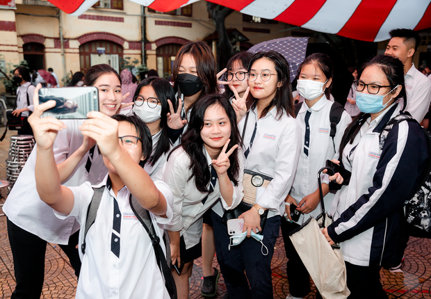 Lễ bế giảng và tri ân trong mưa của học sinh Trần Phú (Hà Nội): Những giọt nước mắt đã rơi, tạm biệt nhé! - Ảnh 11. Lễ bế giảng và tri ân trong mưa của học sinh Trần Phú (Hà Nội): Những giọt nước mắt đã rơi, tạm biệt nhé! - Ảnh 11.