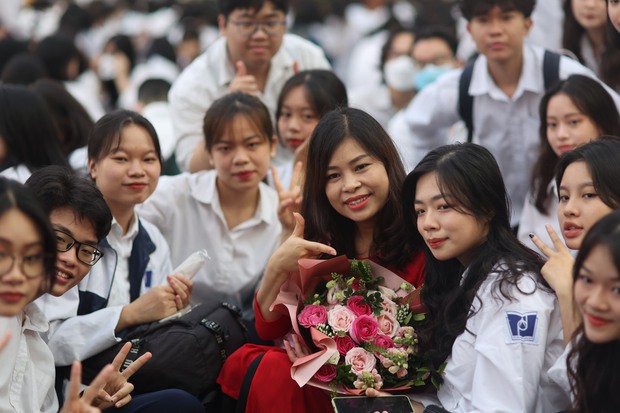 Toàn cảnh lễ bế giảng tại trường cấp 3 có view đẹp nhất Hà Nội: Chẳng còn thời gian để quý, để yêu thương nhau nữa rồi! - Ảnh 12.