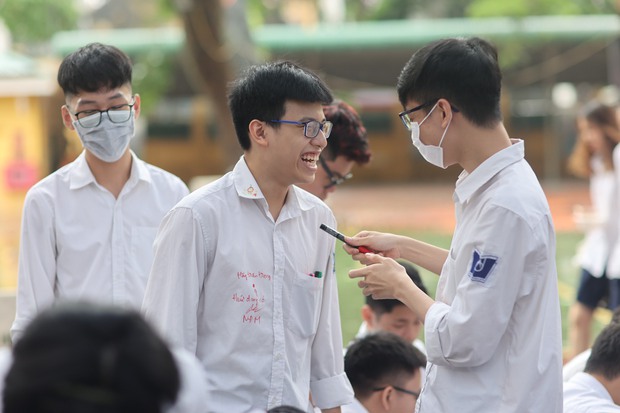 Toàn cảnh lễ bế giảng tại trường cấp 3 có view đẹp nhất Hà Nội: Chẳng còn thời gian để quý, để yêu thương nhau nữa rồi! - Ảnh 9. Toàn cảnh lễ bế giảng tại trường cấp 3 có view đẹp nhất Hà Nội: Chẳng còn thời gian để quý, để yêu thương nhau nữa rồi! - Ảnh 9.
