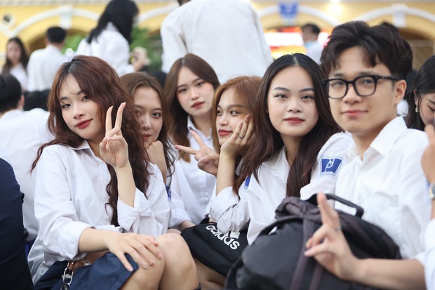 Nữ sinh Phan Đình Phùng xinh xỉu trong lễ bế giảng năm học, không hổ là ngôi trường của Hoa hậu và hot girl - Ảnh 10. Nữ sinh Phan Đình Phùng xinh xỉu trong lễ bế giảng năm học, không hổ là ngôi trường của Hoa hậu và hot girl - Ảnh 10.