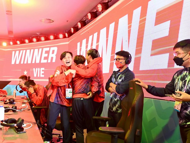 Nam sinh năm 4 làm trọng tài bộ môn Esports tại SEA Games 31: Mê game từ nhỏ, từng làm shipper để theo đuổi đam mê - Ảnh 7. Nam sinh năm 4 làm trọng tài bộ môn Esports tại SEA Games 31: Mê game từ nhỏ, từng làm shipper để theo đuổi đam mê - Ảnh 7.