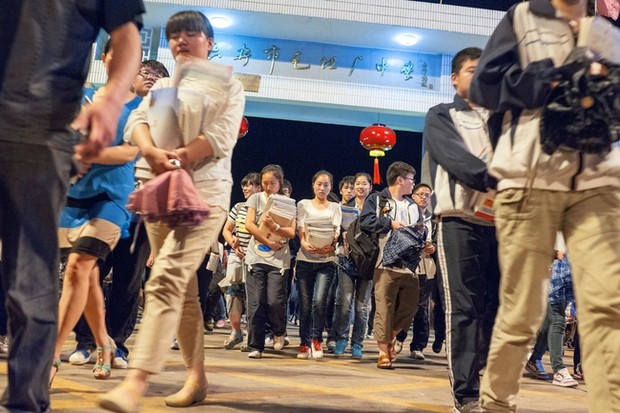 Công xưởng ôn thi đại học khắc nghiệt nhất Trung Quốc: Học 17 tiếng/ngày, con vi phạm cha mẹ cũng bị phạt - Ảnh 5.